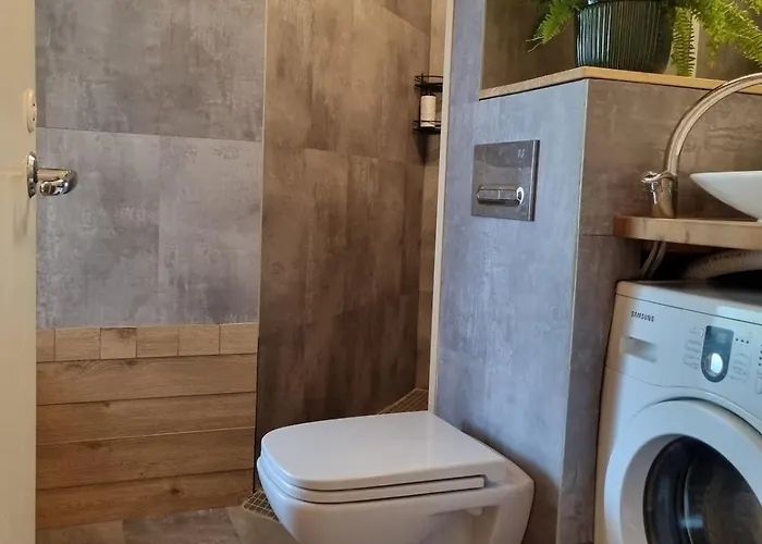 Apartment Spacious With Balcony! *