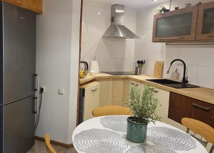 Spacious With Balcony! Apartment