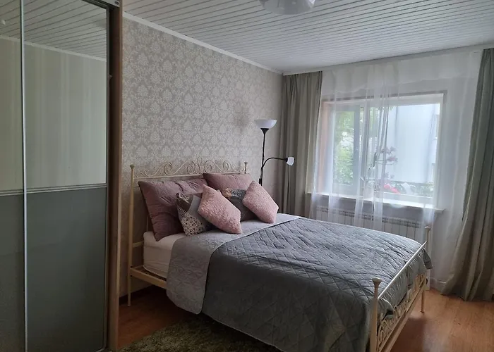 アパート Spacious With Balcony!