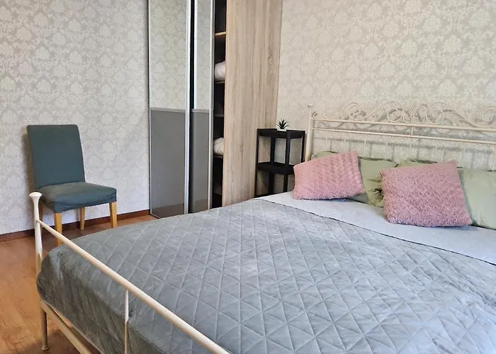 Spacious With Balcony! アパート *